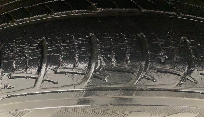 2017 Maruti Baleno DELTA DIESEL 1.3, Diesel, Manual, 35,333 km, Right Front Tyre Tread