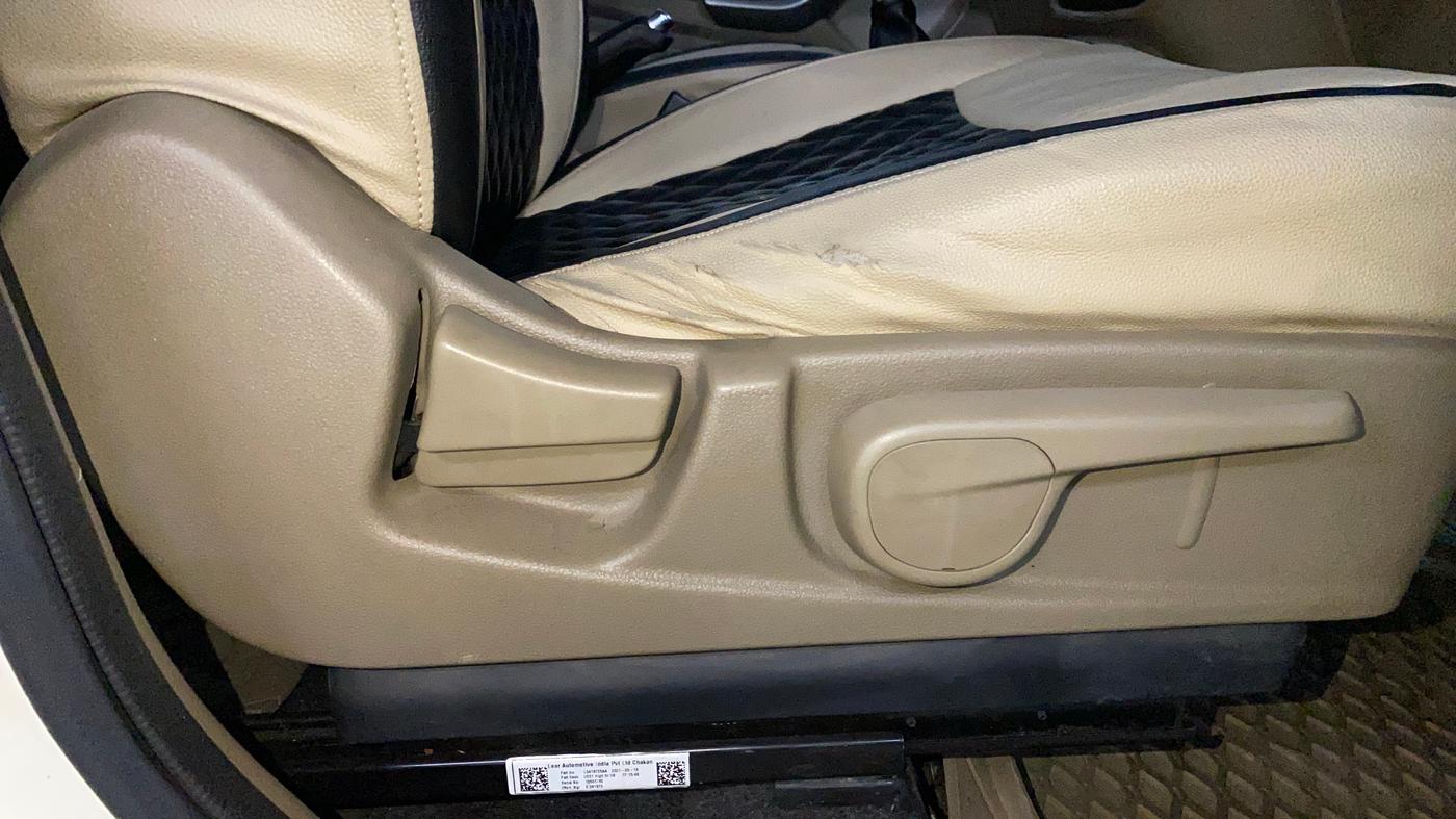 2021 Mahindra BOLERO NEO N 10, Diesel, Manual, 30,998 km, Driver Side Adjustment Panel