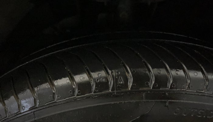 2016 Maruti Baleno DELTA PETROL 1.2, Petrol, Manual, 80,739 km, Left Front Tyre Tread