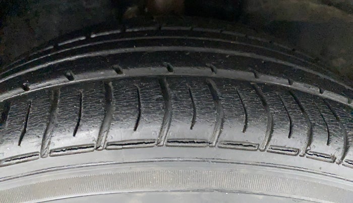 2014 Toyota Corolla Altis GL, Petrol, Manual, 15,908 km, Right Front Tyre Tread
