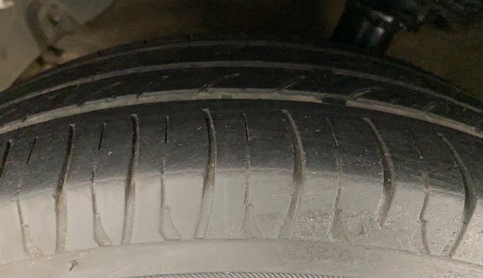 2014 Hyundai Grand i10 SPORTZ AT 1.2 KAPPA VTVT, Petrol, Automatic, 1,06,876 km, Left Front Tyre Tread