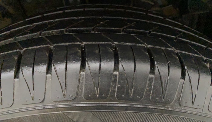 2016 Maruti Vitara Brezza ZDI, Diesel, Manual, 78,575 km, Left Rear Tyre Tread