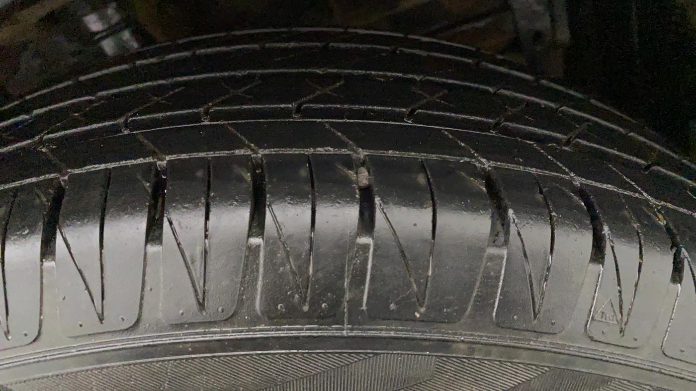 2016 Maruti Vitara Brezza ZDI, Diesel, Manual, 78,575 km, Left Front Tyre Tread
