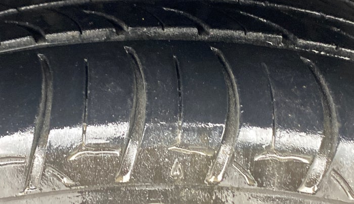 2013 Hyundai Verna FLUIDIC 1.6 VTVT SX, Petrol, Manual, 1,10,231 km, Right Front Tyre Tread