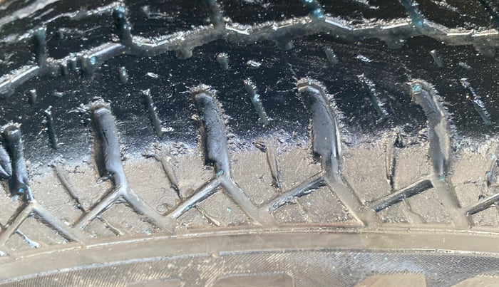 2016 Mahindra TUV300 T4, Diesel, Manual, 91,399 km, Right Front Tyre Tread