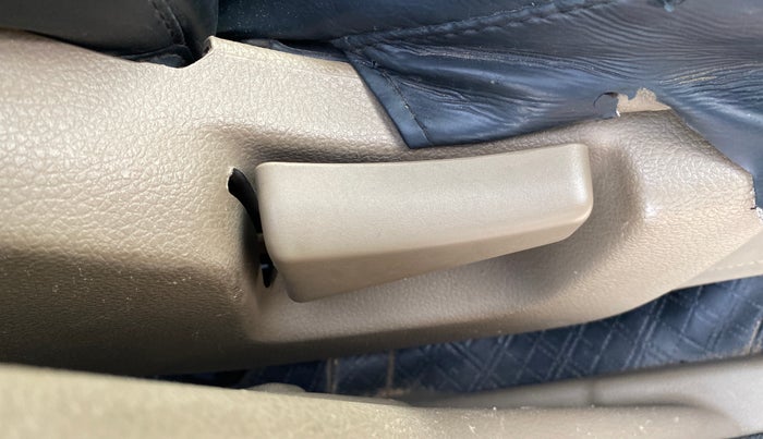 2016 Mahindra TUV300 T4, Diesel, Manual, 91,399 km, Driver Side Adjustment Panel