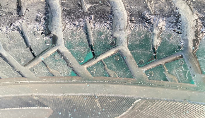 2016 Mahindra TUV300 T4, Diesel, Manual, 91,399 km, Left Front Tyre Tread