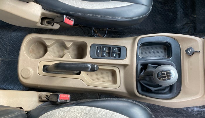 2016 Mahindra TUV300 T4, Diesel, Manual, 91,399 km, Gear Lever