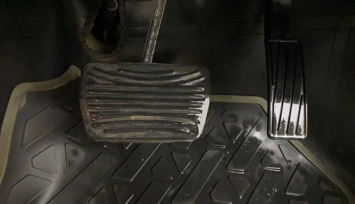 2021 Mahindra XUV300 W8 (O) 1.2 PETROL AMT, CNG, Automatic, 42,659 km, Pedals