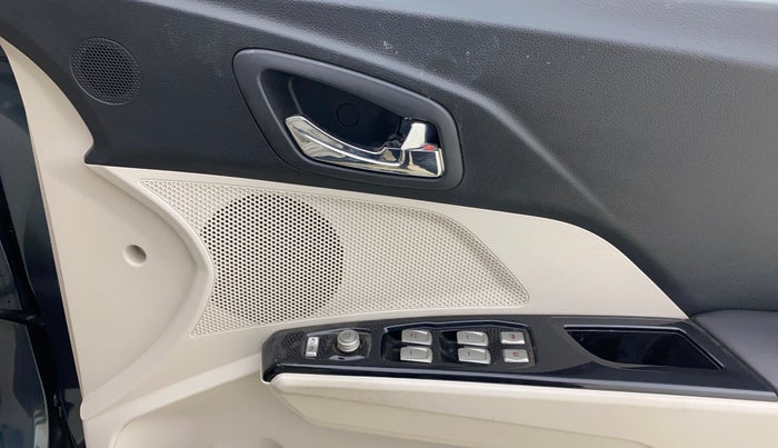 2021 Mahindra XUV300 W8 (O) 1.2 PETROL AMT, CNG, Automatic, 42,659 km, Driver Side Door Panels Control