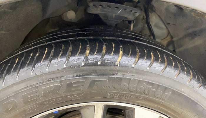 2021 Mahindra XUV300 W8 (O) 1.2 PETROL AMT, CNG, Automatic, 42,659 km, Right Front Tyre Tread