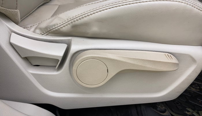 2021 Mahindra XUV300 W8 (O) 1.2 PETROL AMT, CNG, Automatic, 42,659 km, Driver Side Adjustment Panel