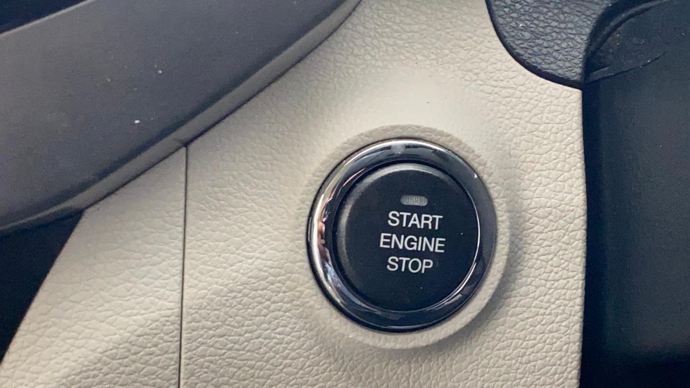 2021 Mahindra XUV300 W8 (O) 1.2 PETROL AMT, CNG, Automatic, 42,652 km, Keyless Start/ Stop Button