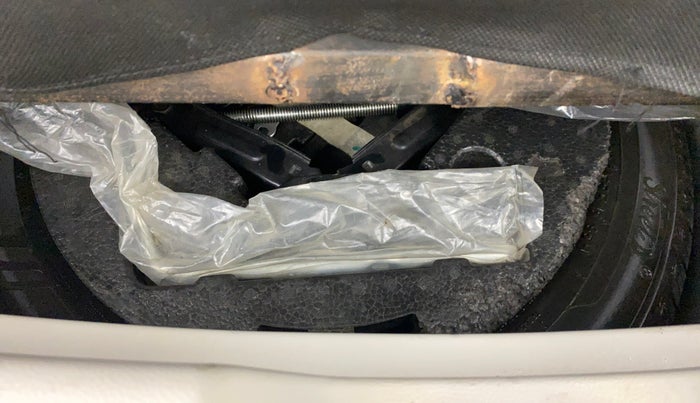 2021 Mahindra XUV300 W8 (O) 1.2 PETROL AMT, CNG, Automatic, 42,659 km, Spare Tyre