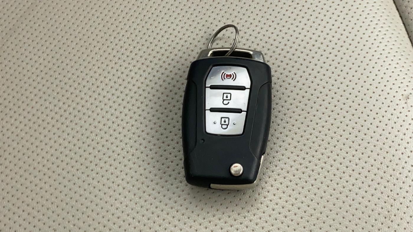 2021 Mahindra XUV300 W8 (O) 1.2 PETROL AMT, CNG, Automatic, 42,652 km, Key Close Up