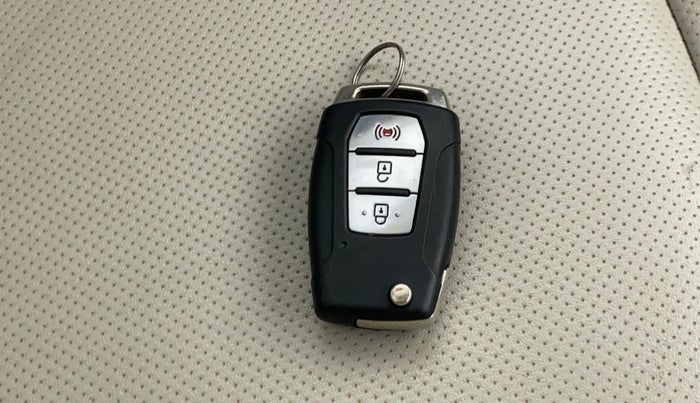 2021 Mahindra XUV300 W8 (O) 1.2 PETROL AMT, CNG, Automatic, 42,659 km, Key Close Up