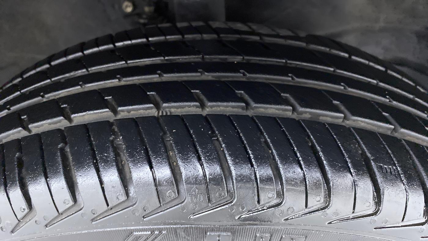 2015 Maruti Wagon R 1.0 VXI, Petrol, Manual, 49,196 km, Right Front Tyre Tread