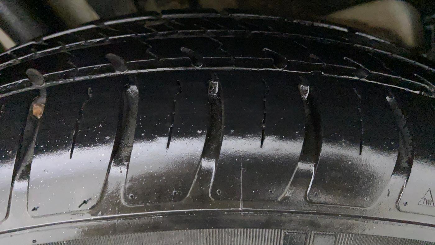 2019 Maruti Swift VXI AMT D, Petrol, Automatic, 8,609 km, Right Front Tyre Tread