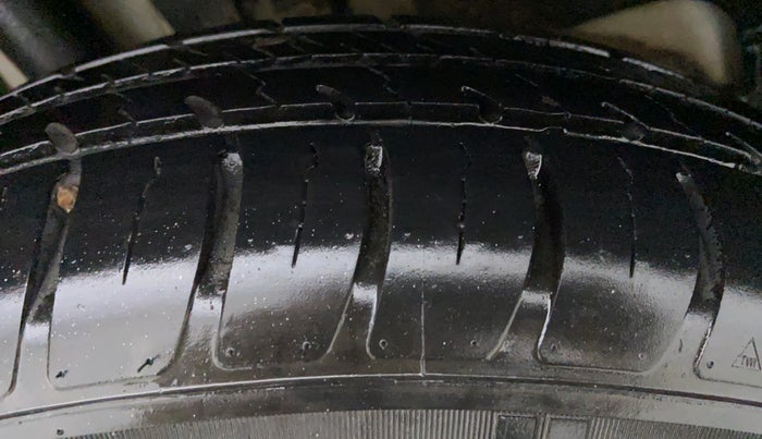 2019 Maruti Swift VXI AMT D, Petrol, Automatic, 8,609 km, Right Front Tyre Tread