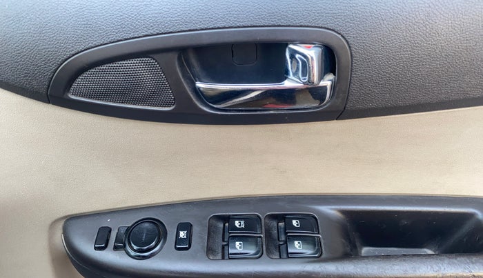 2012 Hyundai i20 MAGNA 1.4 CRDI, Diesel, Manual, 1,49,760 km, Driver Side Door Panels Control