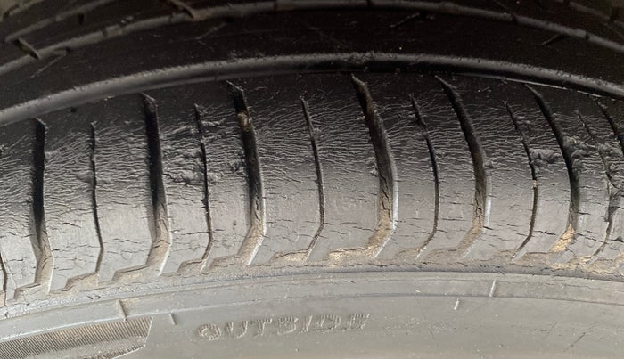 2021 Hyundai NEW I20 ASTA (O) 1.2 MT, Petrol, Manual, 27,555 km, Left Front Tyre Tread