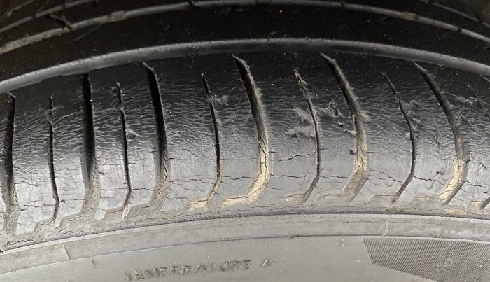 2021 Hyundai NEW I20 ASTA (O) 1.2 MT, Petrol, Manual, 27,555 km, Left Rear Tyre Tread