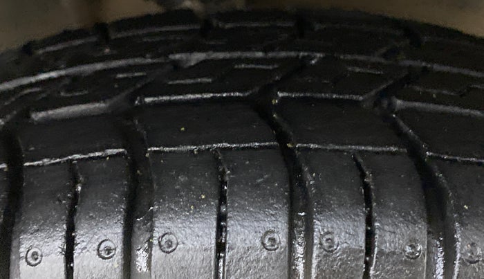 2014 Maruti Alto 800 LXI CNG, CNG, Manual, 26,197 km, Right Front Tyre Tread