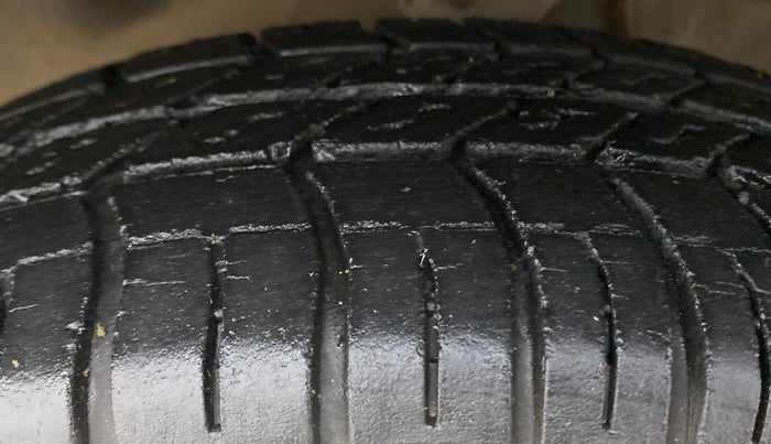 2014 Maruti Alto 800 LXI CNG, CNG, Manual, 26,197 km, Left Front Tyre Tread