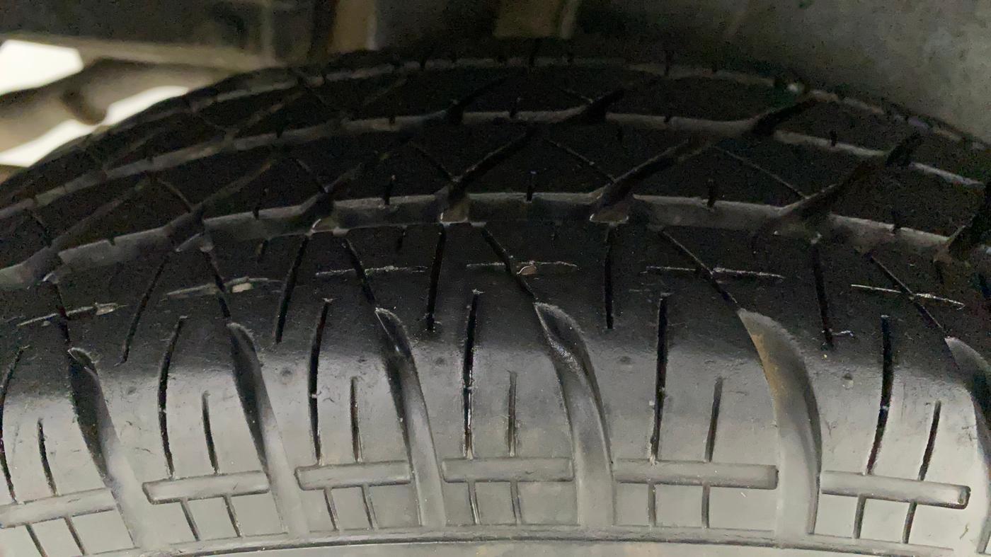 2013 Maruti Swift VXI, Petrol, Manual, 46,822 km, Right Rear Tyre Tread