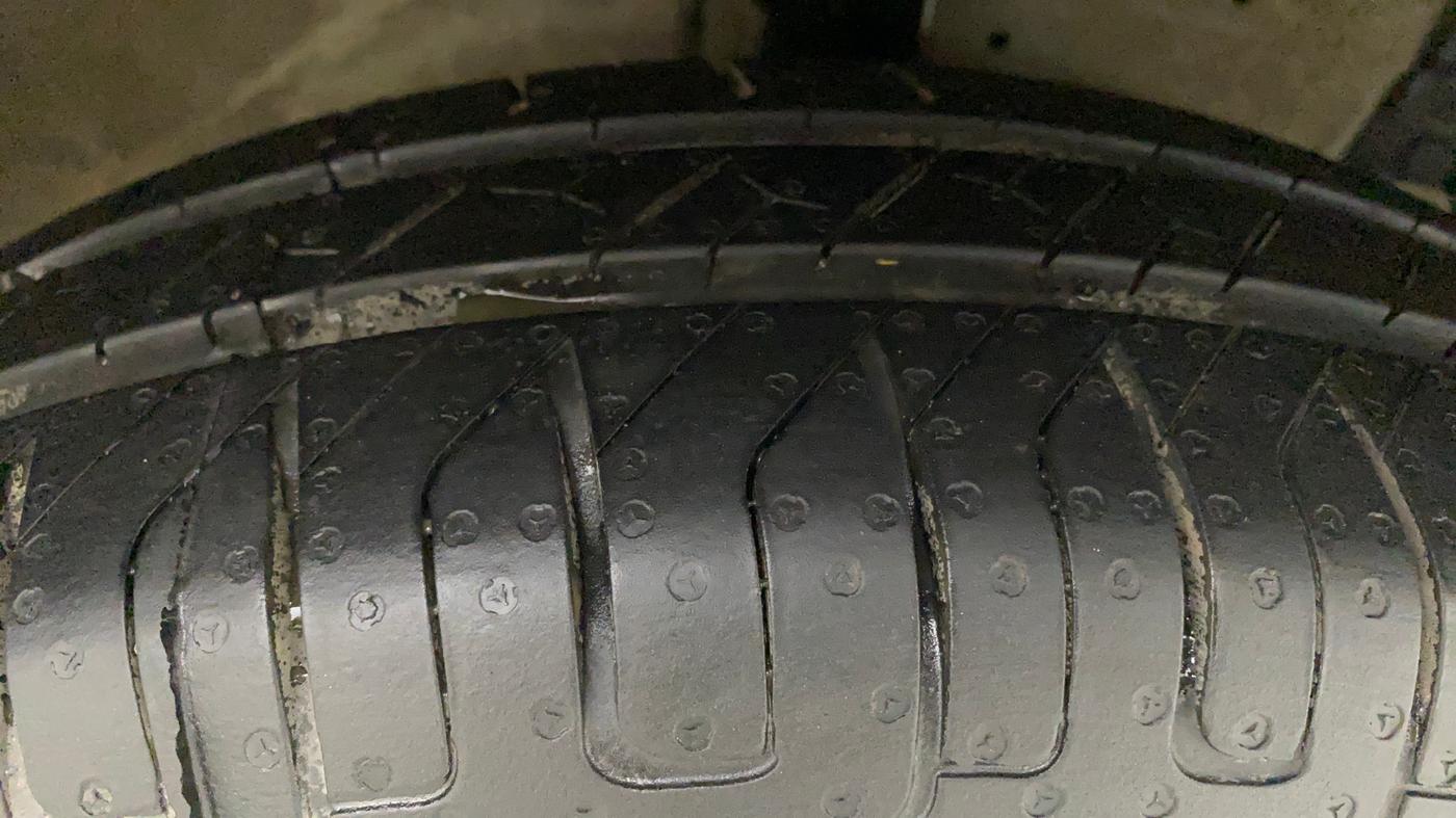 2013 Maruti Swift VXI, Petrol, Manual, 46,822 km, Right Front Tyre Tread