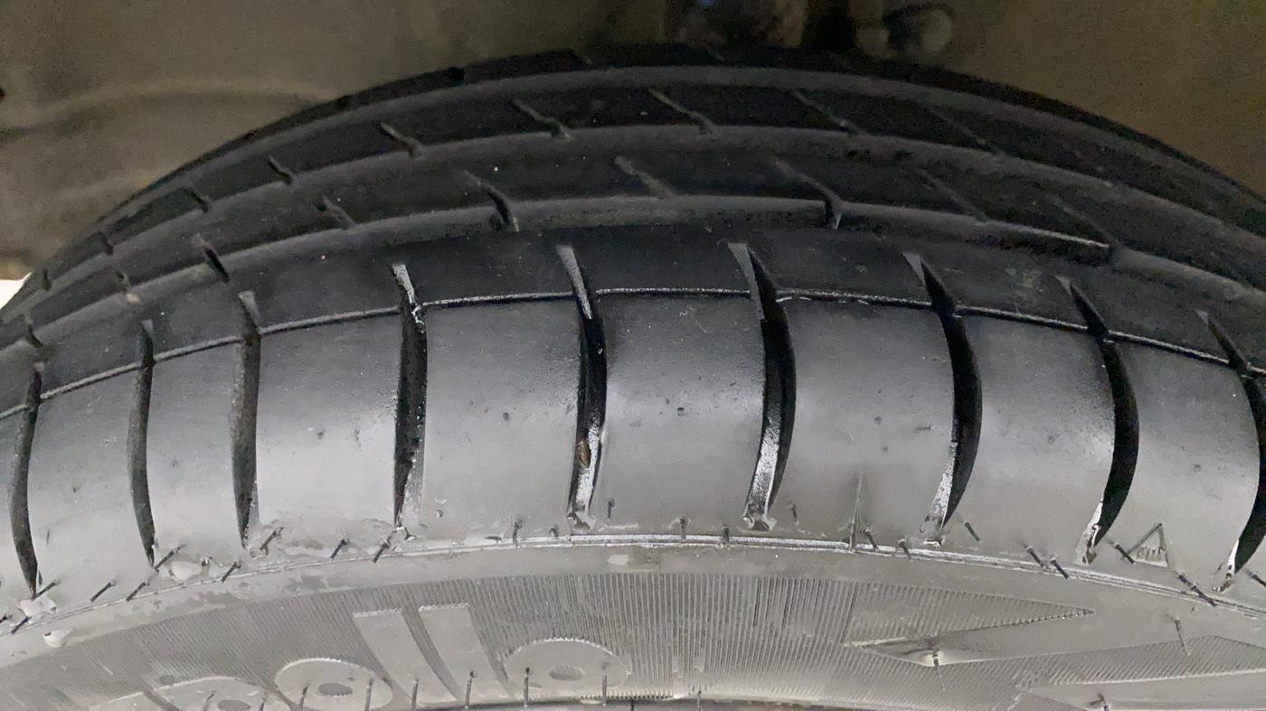 2017 Maruti Wagon R 1.0 VXI AMT, Petrol, Automatic, 34,583 km, Left Front Tyre Tread