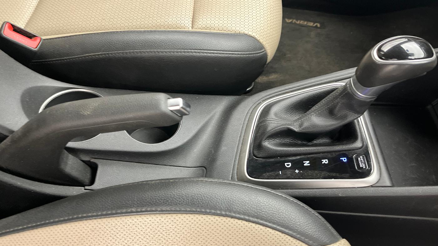 2018 Hyundai Verna 1.6 VTVT SX (O) AT, Petrol, Automatic, 46,247 km, Gear Lever