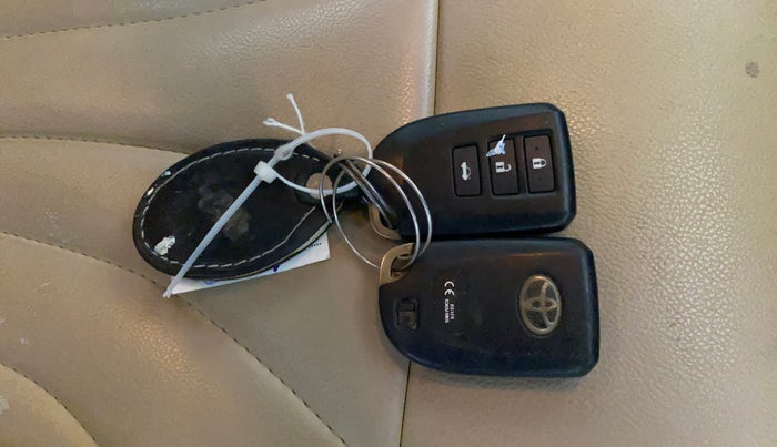 2018 Toyota YARIS V MT, Petrol, Manual, 97,410 km, Key Close Up