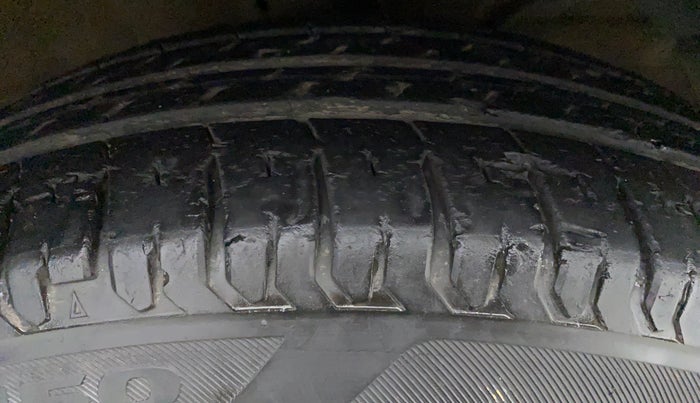 2017 Maruti Dzire VDI, Diesel, Manual, 42,829 km, Right Front Tyre Tread