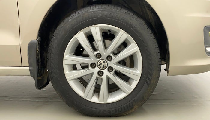 2017 Volkswagen Vento HIGHLINE PLUS 1.2 AT 16 ALLOY, Petrol, Automatic, 95,879 km, Right Front Wheel