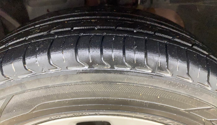 2018 Ford Figo Aspire TITANIUM 1.2 PETROL, CNG, Manual, 52,950 km, Left Front Tyre Tread