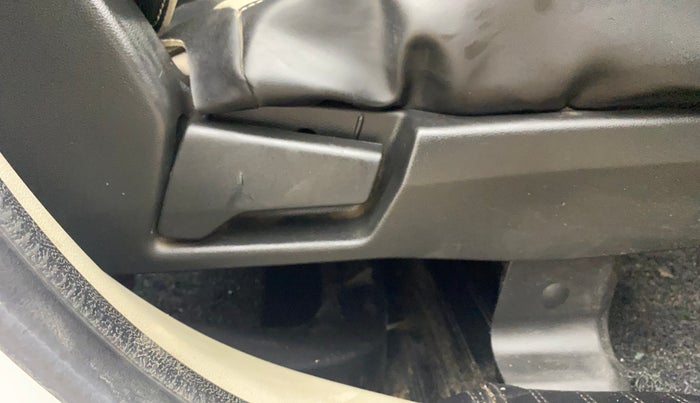 2021 Renault TRIBER RXL MT, Petrol, Manual, 97,332 km, Driver Side Adjustment Panel