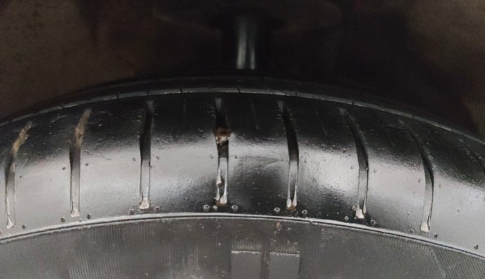 2022 Maruti Swift ZXI AMT, Petrol, Automatic, 60,280 km, Right Front Tyre Tread