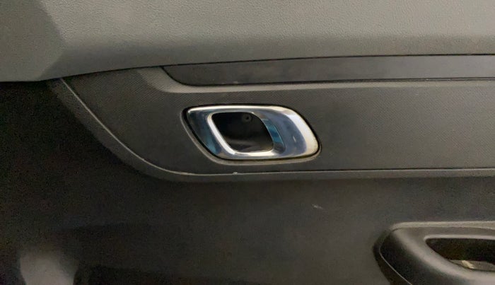 2019 Renault Kwid RXT 0.8, Petrol, Manual, 79,942 km, Driver Side Door Panels Control