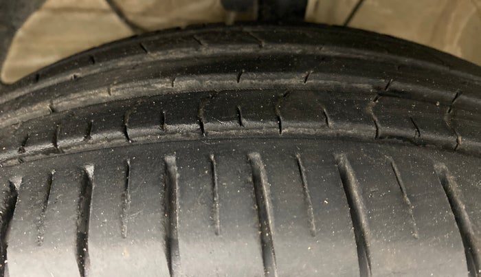 2021 Maruti Swift ZXI D, Petrol, Manual, 9,721 km, Left Front Tyre Tread