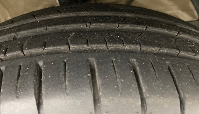 2021 Maruti Swift ZXI D, Petrol, Manual, 9,721 km, Right Front Tyre Tread