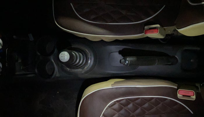 2014 Honda Brio V MT, Petrol, Manual, 79,294 km, Gear Lever