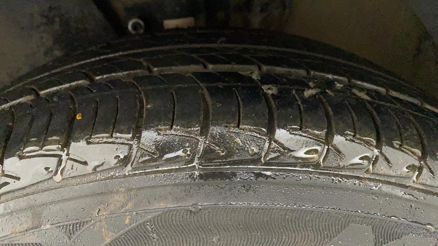 2013 Volkswagen Polo HIGHLINE1.2L, Petrol, Manual, 65,618 km, Left Front Tyre Tread