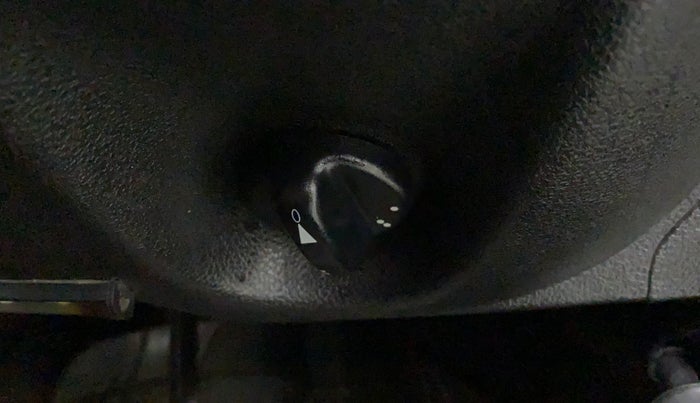 2017 Renault Kwid RXT 1.0 AMT (O), Petrol, Automatic, 29,511 km, Dashboard - Headlight height adjustment not working