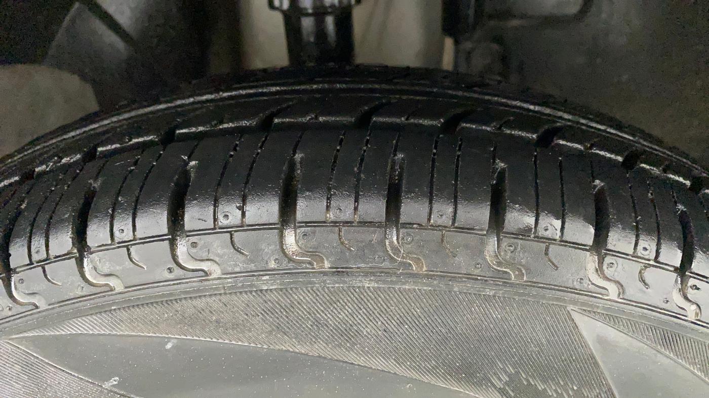 2017 Renault Kwid RXT 1.0 AMT (O), Petrol, Automatic, 29,511 km, Right Front Tyre Tread