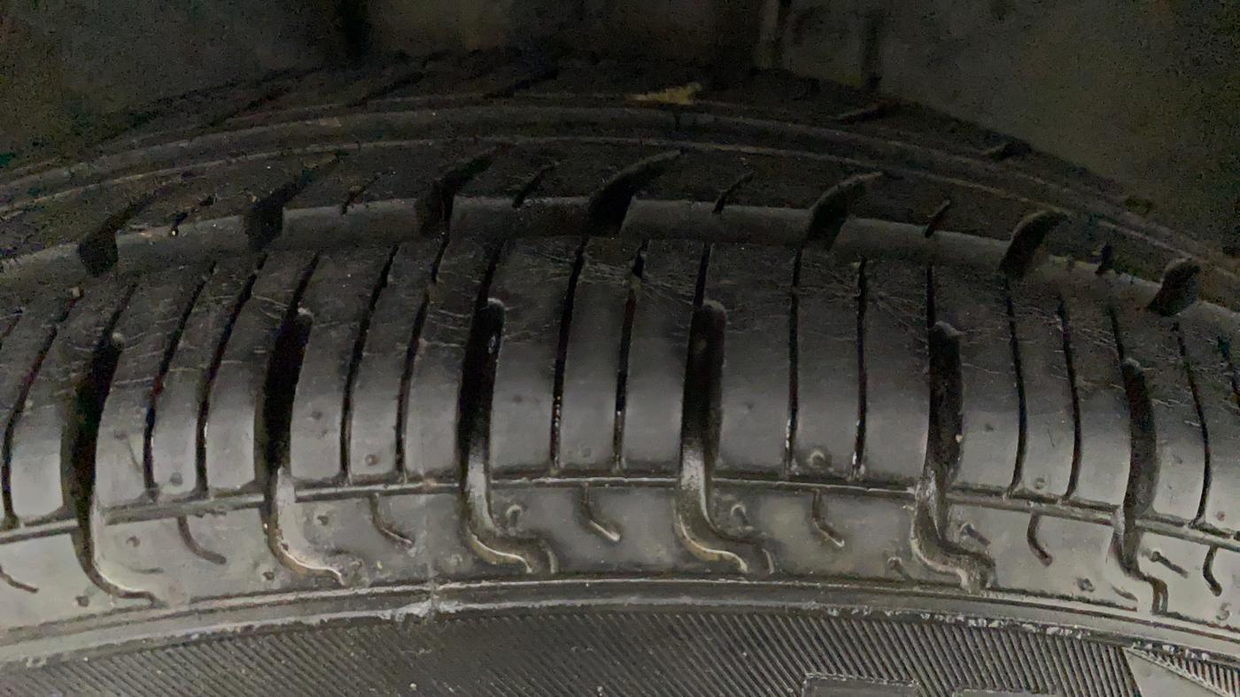 2019 Renault Kwid RXT 1.0 AMT (O), Petrol, Automatic, 13,683 km, Right Front Tyre Tread