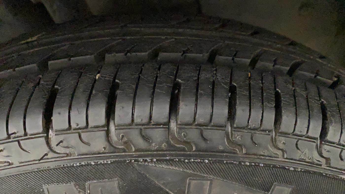 2019 Renault Kwid RXT 1.0 AMT (O), Petrol, Automatic, 13,683 km, Left Front Tyre Tread