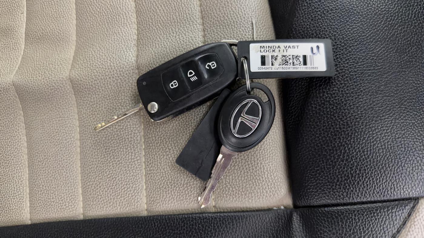 2018 Tata TIAGO NRG PETROL, Petrol, Manual, 72,518 km, Key Close Up