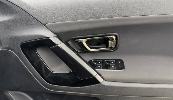 2020 Tata Harrier XT PLUS 2.0L KRYOTEC DARK EDITON, Diesel, Manual, 1,24,567 km, Driver Side Door Panels Control