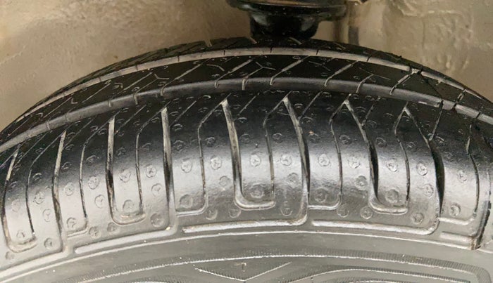 2011 Maruti Alto K10 VXI, Petrol, Manual, 50,057 km, Left Front Tyre Tread